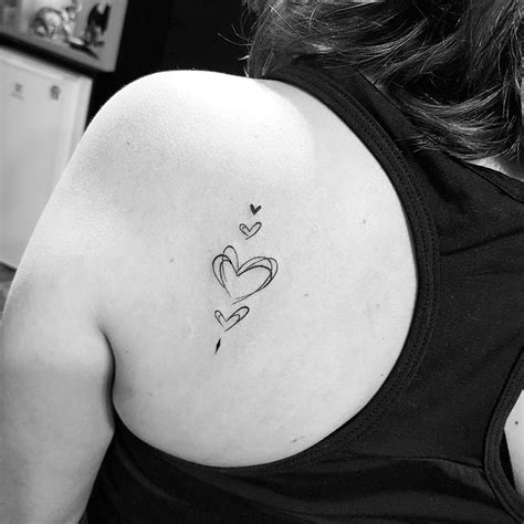 tatuaje de corazon pequeño|120 Tatuajes de corazones: Diseños y significados